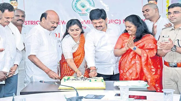 కలెక్టరేట్‌లో కేక్‌ కట్‌ చేసిన మంత్రులు