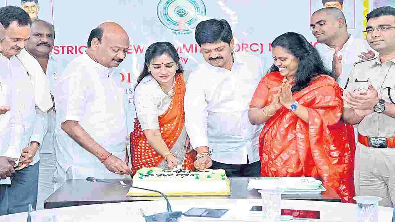 కలెక్టరేట్‌లో కేక్‌ కట్‌ చేసిన మంత్రులు