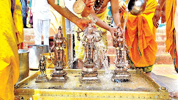   వైభవంగా ఆదిత్యుని చక్రతీర్థ స్నానం