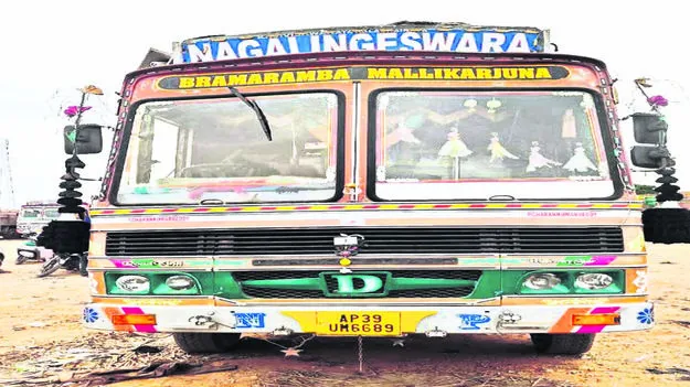 LORRY: అలాట్‌మెంట్‌ లేదని అనలోడ్‌ నిరాకరణ