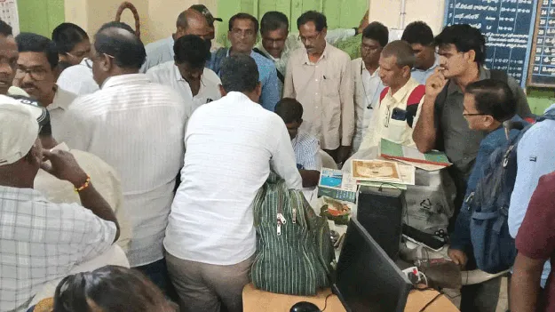 61 పోస్టులకు 200 మంది ఎస్‌ఏలు హాజరు