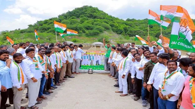 కాంగ్రెస్‌, బీఆర్‌ఎస్‌ పోటాపోటీ 