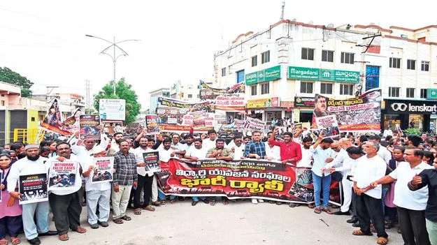 కేంద్ర విద్యాశాఖ మంత్రి రాజీనామా చేయాలి
