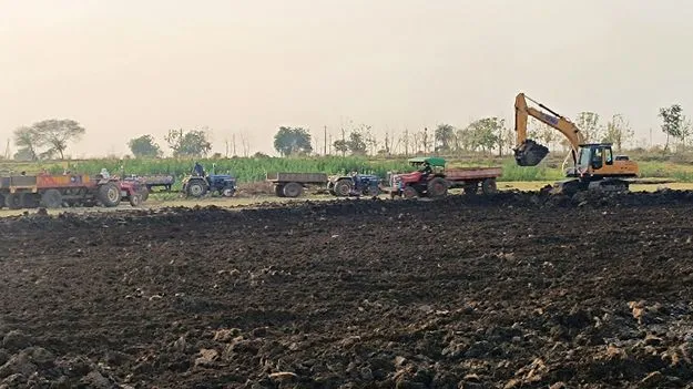 రైతుల పేరిట చెరువుల మట్టి అక్రమ రవాణా
