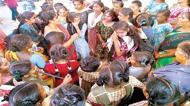 వీడిపోతున్నామంటూ..