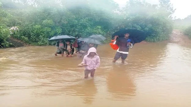 బడికి వెళ్లాలంటే గెడ్డ దాటాల్సిందే..