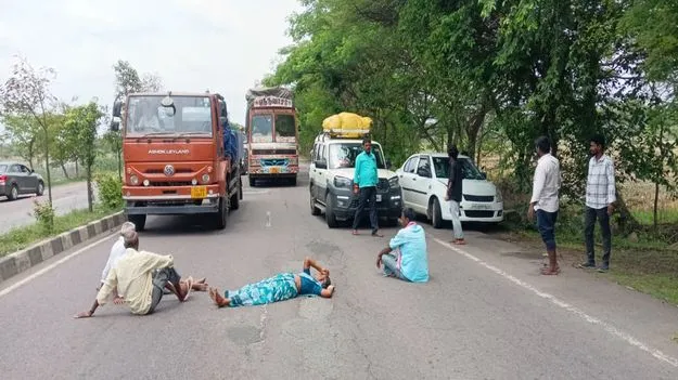బైపాస్‌ సర్వే పనులను అడ్డుకున్న రైతులు