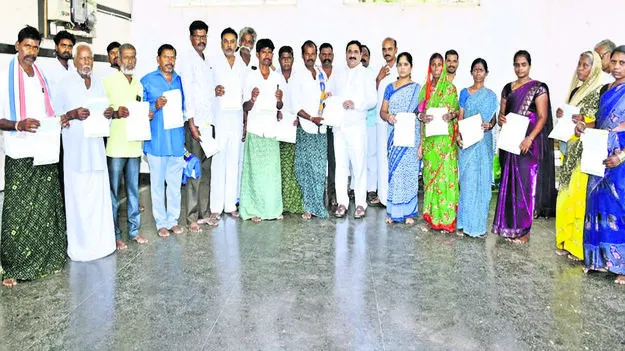 MLA: బాధిత కుటుంబాలకు సీఎంఆర్‌ఎఫ్‌ భరోసా 