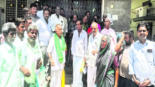 FARMERS: బ్యాంకుకు తాళం వేసి నిరసన
