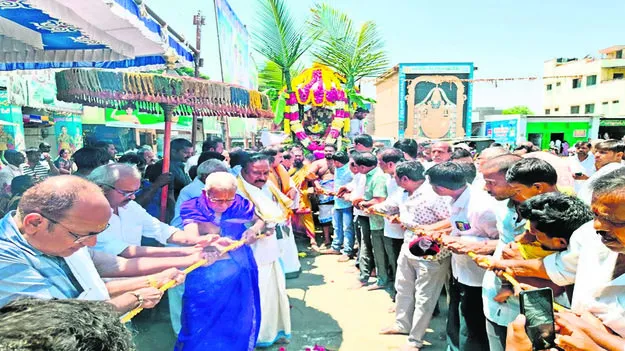GOD: కన్నులపండువగా రథోత్సవాలు