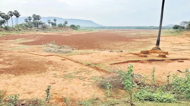 ఎండిన చెరువులు