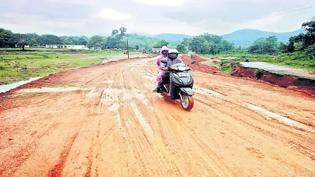 దారి ఘోరం.. ప్రయాణం ప్రమాదకరం