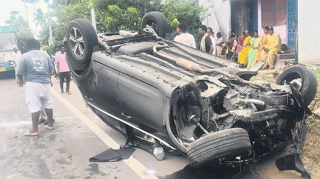 డివైడర్‌ను ఢీకొని బోల్తా పడిన కారు