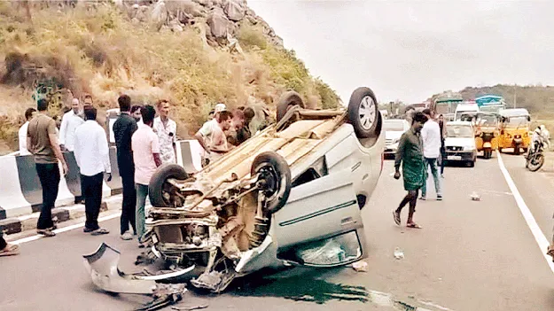 టైర్‌ పంక్చర్‌.. కారు బోల్తా