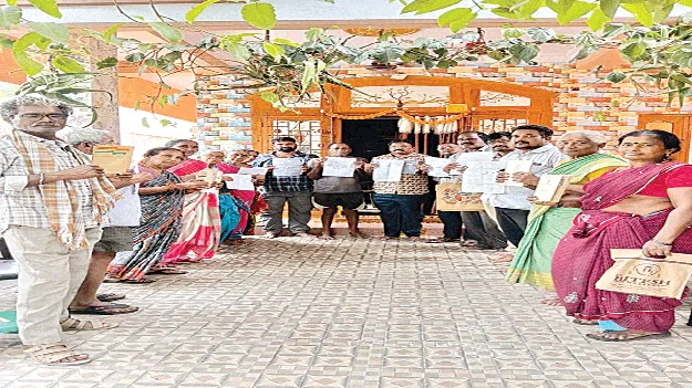 ‘మా భూములు తిరిగి ఇచ్చేయండి’