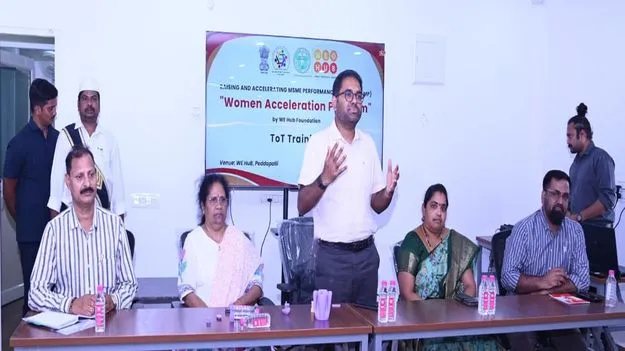 వీ-హబ్‌ కేంద్రాన్ని ఆదర్శవంతంగా తీర్చిదిద్దాలి