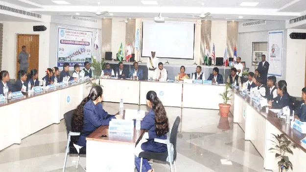 నాయకత్వ లక్షణాలు పెంపొందించాలి 