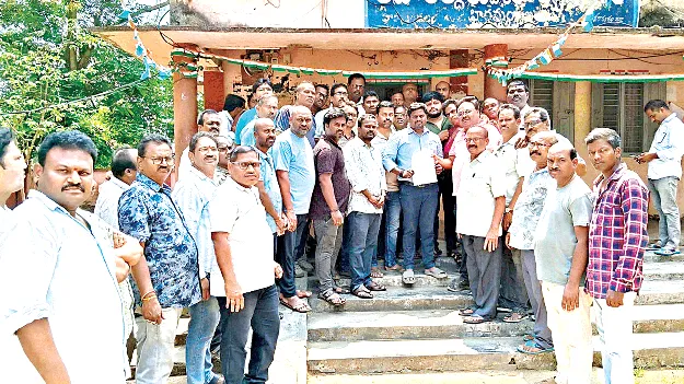  తహసీల్దార్‌ కార్యాలయాన్ని తరలించవద్దు