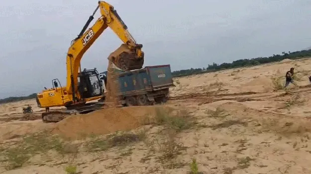 ఇసుకను దోచేస్తున్నారు!