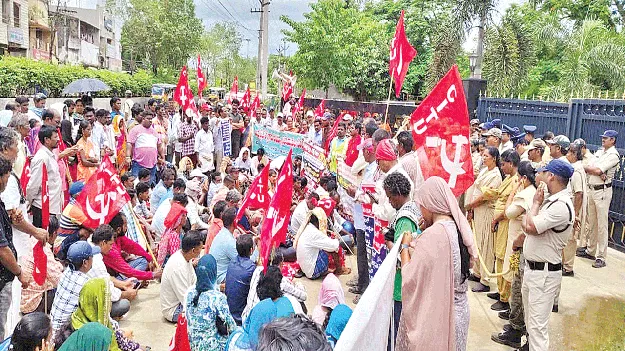 ‘కార్మికులకు కనీస వేతనాలు ఇవ్వాలి’