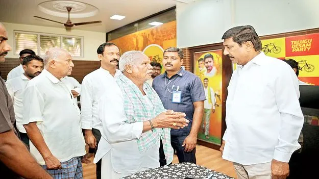అధికారులు సమష్టిగా పని చేయాలి