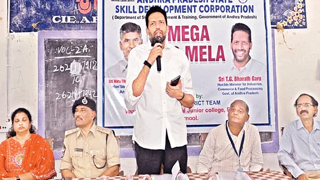 నైపుణ్యాలతో ఉద్యోగాలు సాధించాలి