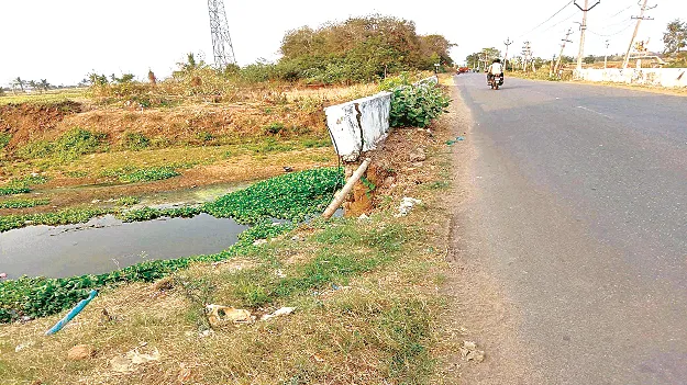  మరమ్మతులు లేక.. రక్షణకు నోచుకోక