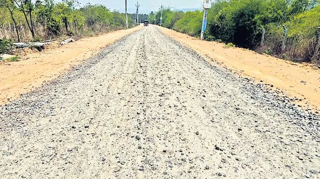 పడకేసిన రోడ్ల పనులు