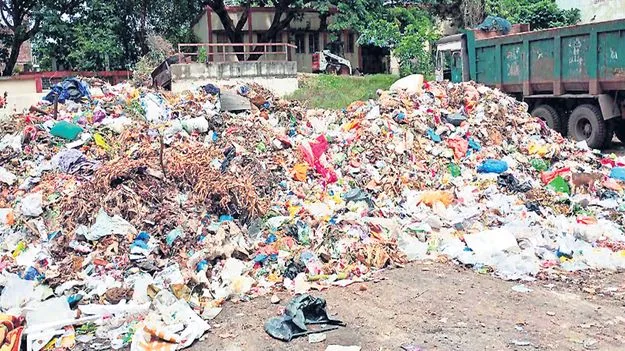కొండలా చెత్త కుప్ప