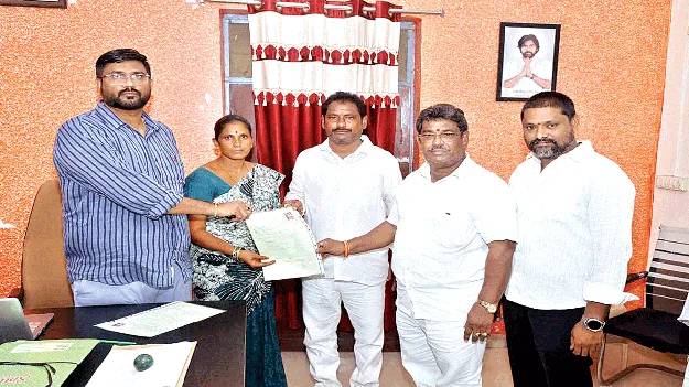నిర్వాసితుల సమస్యలను దశలవారీగా పరిష్కరిస్తాం 