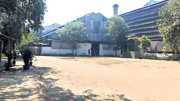 దిక్కుతోచని స్థితిలో గోవాడ కార్మికులు