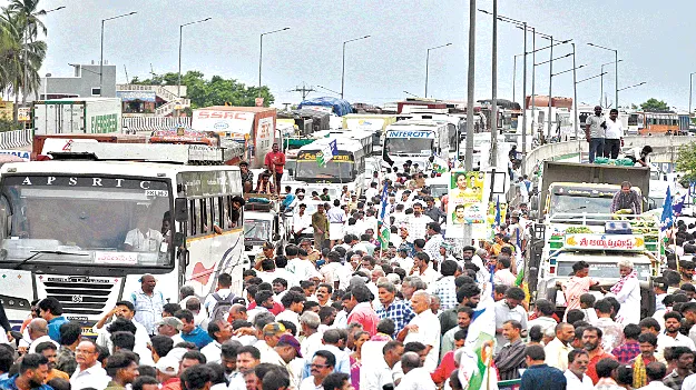 Motorists face hardship due to Jagan's tour. జగన్‌ పర్యటనతో   వాహనదారుల అవస్థలు