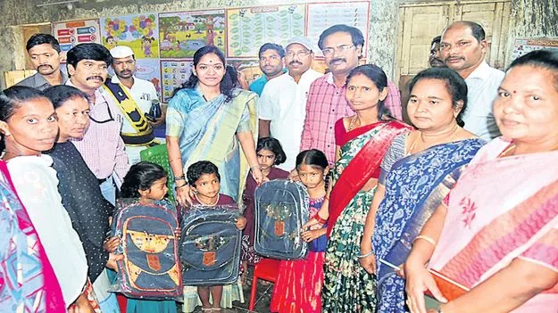 పది వేల మందికి బడి పిలుపు
