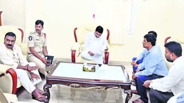MLA: సమస్య మీదైతే ఇలానే ఉంటారా?