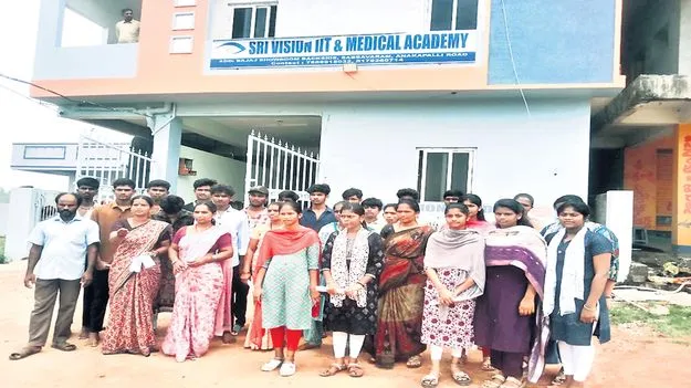 సర్టిఫికెట్లు, టీసీలు ఇవ్వాలని నిరసన