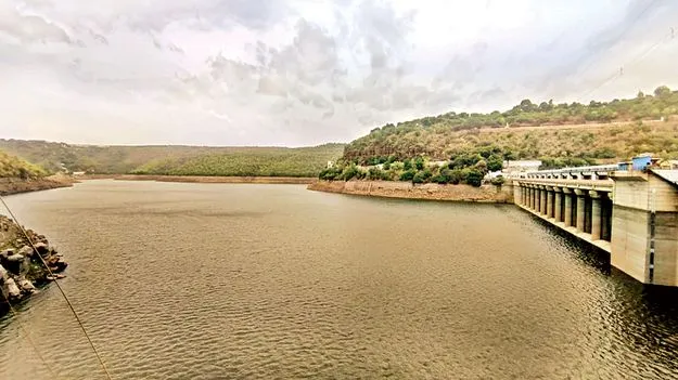 శ్రీశైలానికి లక్ష క్యూసెక్కుల వరద