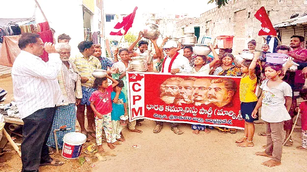 తాగునీటి కోసం ఖాళీ బిందెలతో నిరసన 