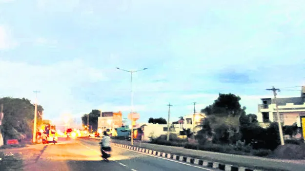 LIGHTS: వెలగని హైమాస్ట్‌ లైట్లు 