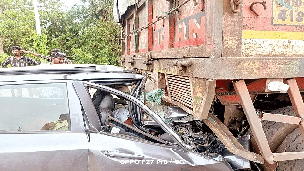 ఆగిఉన్న లారీని ఢీకొట్టిన కారు 
