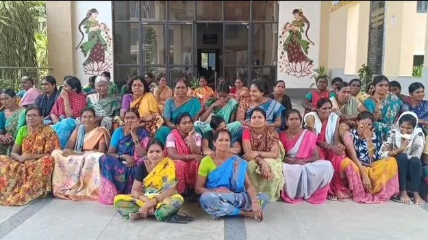 ప్రభుత్వ భూమి కాపాడాలని మహిళల ఆందోళన 