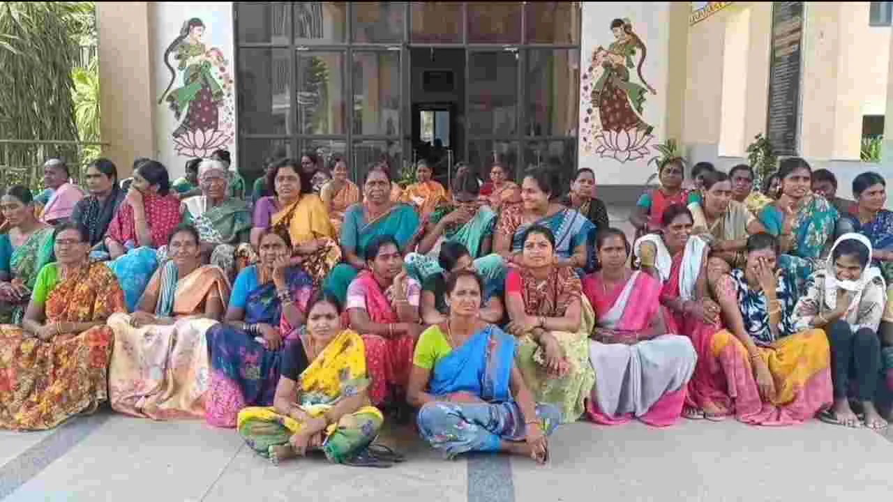 ప్రభుత్వ భూమి కాపాడాలని మహిళల ఆందోళన 