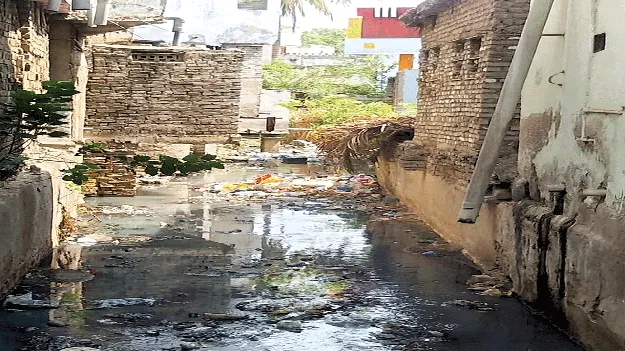 కాలువనూ వదల్లేదు