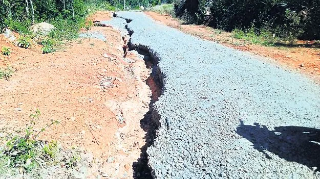 దారులు ఛిద్రం.. ప్రయాణం నరకం