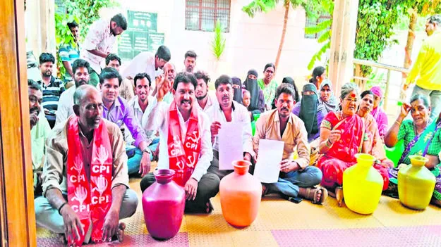 WATER: కురాకుల తోట కాలనీలో దాహపు కేకలు