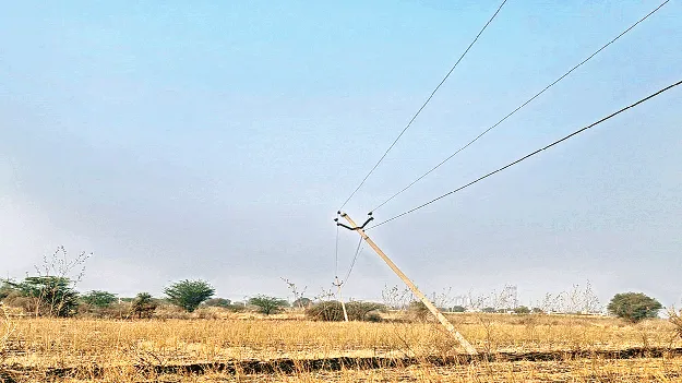 పడిపోతున్నా .. పట్టించుకోరా?
