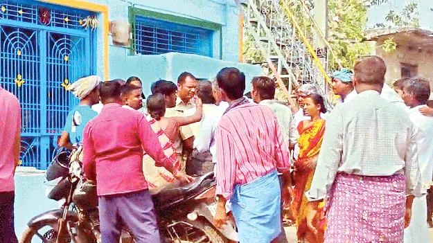  గోడ నిర్మాణం విషయంలో గొడవ 