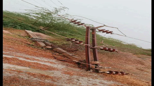 నేలకొరిగిన విద్యుత్‌ స్తంభం
