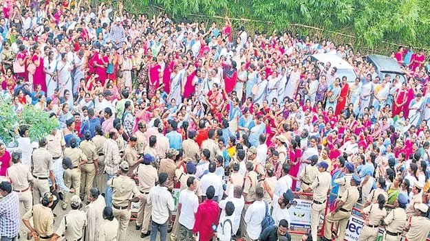 కలెక్టరేట్‌ వద్ద స్కీం వర్కర్ల ఆందోళన