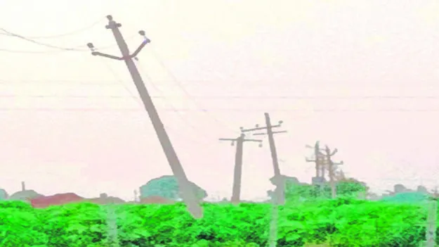 POLES: ఒరిగిన విద్యుత స్తంభాలు