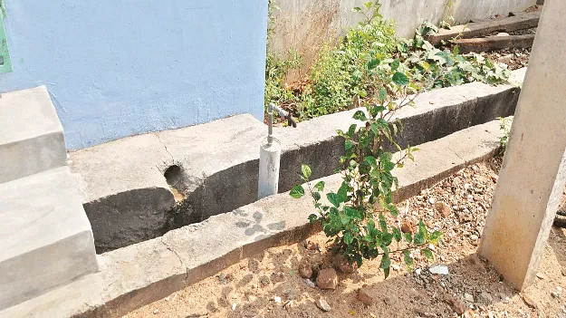 డ్రైనేజీలో తాగునీటి కుళాయిలు